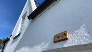 Carnmhor, Isle of Skye - Stunning 242 year old cottage on its own sea shore!的证书、奖牌、标识或其他文件