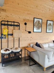 sala de estar con sofá y pared de madera en Casa Cuarzo, Relax en la sierra, en Minas