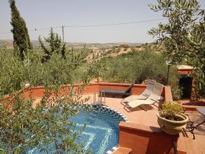 シャッカにあるCasa vacanze VILLA ANGELA in Sicilia con pool house country per 16 guestの小さなスイミングプール(椅子2脚付)