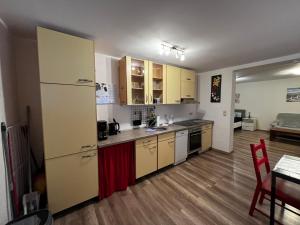 une cuisine avec des armoires jaunes et une table dans une pièce dans l'établissement Riesen Düderode, à Kalefeld