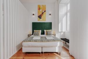 1 dormitorio con 1 cama grande y cabecero verde en Bicycle Luxury House, parking, downtown near metro, en Oporto