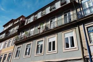 ein Gebäude mit Fenstern und Balkonen darüber in der Unterkunft Bicycle Luxury House, parking, downtown near metro in Porto