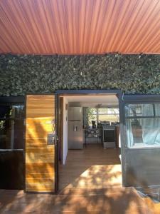 Casa Bus los Guanacastes في Veintisiete de Abril: منزل مع فناء مع سقف برتقالي