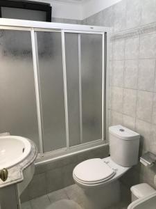ポンタ・デルガダにあるBeach Apartmentのバスルーム(シャワー、トイレ、シンク付)