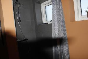 uma casa de banho com chuveiro e cortina de chuveiro em Slettestrandvej Apartment - Slettestrandvej 130 nr. 3 - ID 623 em Slettestrand