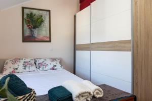 um pequeno quarto com uma cama e um espelho em Denise em Dubrovnik