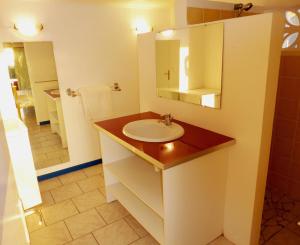 La salle de bains est pourvue d'un lavabo et d'un miroir. dans l'établissement TOUDOU DOUDOU, à Deshaies