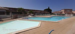 Bazén v ubytování JARDINS DE NEPTUNE Duplex avec terrasse en residence avec piscine proche du port nebo v jeho okolí
