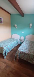 2 łóżka w pokoju z niebieskimi ścianami w obiekcie JARDINS DE NEPTUNE Duplex avec terrasse en residence avec piscine proche du port - Clim w mieście Saint-Cyprien +5 zdjęć