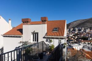 uma casa branca com um telhado vermelho em Denise em Dubrovnik