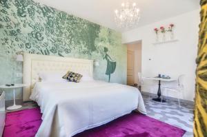 - une chambre avec un grand lit blanc et un tapis rose dans l'établissement Villa Massari, à Milan