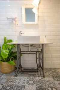 een badkamer met een wastafel en een spiegel bij Casa Severina in Alcoy