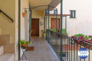 Un balcón de una casa con plantas. en SALERNUM - MONTE MARE, en Salerno