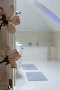 um quarto com casa de banho com flores na parede em Villa pod Szczeblem em Kasinka