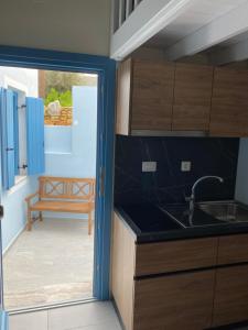A kitchen or kitchenette at Aleminas Rooms