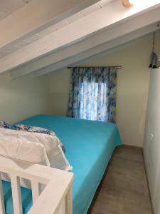 A bed or beds in a room at Aleminas Rooms