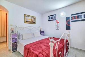 Posteľ alebo postele v izbe v ubytovaní Studio apartment in Nerezine with balcony, air conditioning, WiFi, washing machine (4827-4)