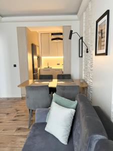 Χώρος καθιστικού στο Apartament BIANCO PREMIUM z widokiem na Ratusz