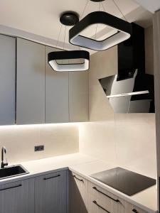Η κουζίνα ή μικρή κουζίνα στο Apartament BIANCO PREMIUM z widokiem na Ratusz