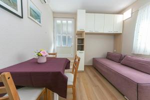 Posedenie v ubytovaní Apartment in Drasnice with sea view, terrace, air conditioning, WiFi 4992-1
