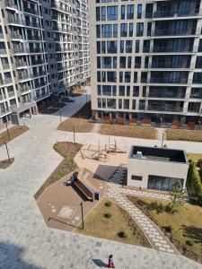 una vista aérea de una ciudad con edificios altos en Апартаменты в новом доме, en Almaty