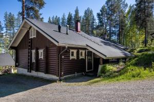 uma pequena casa de madeira no meio de uma floresta em Kolin Vernetti 3 em Kolinkylä