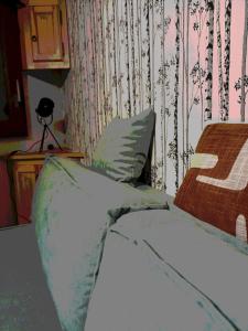 una camera con un letto e una parete con una gonna a gonna. di Maisonnette au cœur des Angles a Les Angles