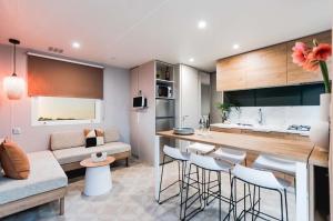 eine Küche und ein Wohnzimmer mit einem Sofa und einem Tisch in der Unterkunft Domaine du Bel Air in Bar-sur-Seine
