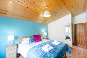 Postel nebo postele na pokoji v ubytování Woodpecker Lodge with Hot Tub