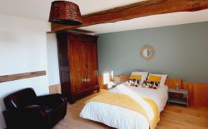 Una cama o camas en una habitación de Les Gites de Campardon