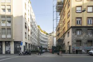 una calle de la ciudad con edificios altos en una calle de la ciudad en Easylife - San Babila - Elegante e rifinito bilocale nel cuore della città, en Milán