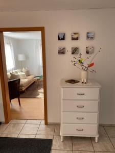Schwarzwaldglück Apartment في أوبيريد: غرفة مع خزانة ملابس بيضاء وغرفة معيشة