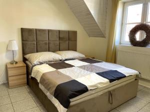 Giường trong phòng chung tại Uroczy domek nad samym morzem