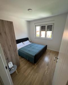 1 dormitorio con cama y ventana en Residence Doli en Vrsi
