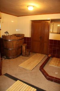 ラーゼシュチュナにあるCottage "Pyate Koleso"のバスルーム(大きな木製バスタブ付)が備わります。