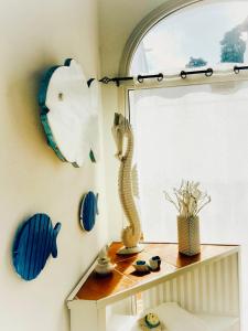 um quarto com uma janela com decorações azuis na parede em Ippocampo Blanc em San Felice Circeo