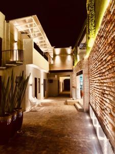 een lege hal van een gebouw 's nachts bij Hotel Casa 20 in León