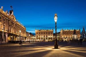 una calle de la ciudad con una luz de la calle frente a un edificio en Le Royal 4* – Grand Confort Salle de Sport privée en Vandoeuvre-lès-Nancy