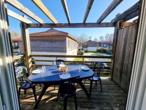Μπαλκόνι ή βεράντα στο Aureilhan-appartemant 4-6 pp Piscine Cosy en bord lac