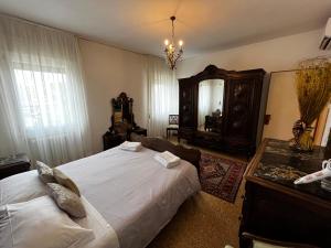 a bedroom with two beds and a large mirror at CA SUSANNA NEAR TRAIN STATION in Venice