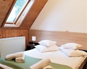 1 dormitorio con 1 cama grande y ventana en Traveland Boutique Resort Poiana Brasov, en Poiana Brasov