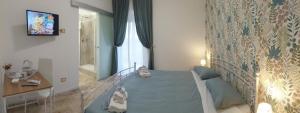 a room with a bed and a tv and a mirror at PANORAMICO in Catania