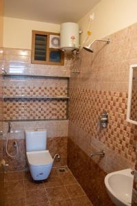 ein Bad mit einem WC und einem Waschbecken in der Unterkunft Richinn Palace home stay in Chennai