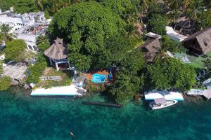 een luchtzicht op een eiland in het water bij Isla Mulata, Islas del Rosario in Isla Grande