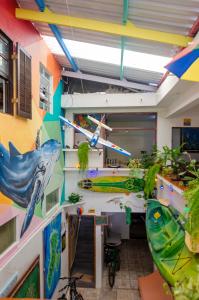 une chambre avec un requin peint sur le mur dans l'établissement Verde Hostel Ilhabela, à Ilhabela