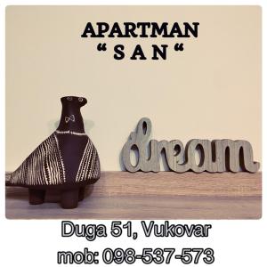 武科瓦爾的住宿－Apartman SAN，木架上挂着企鹅雕像的标志
