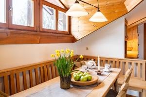 ein Esszimmer mit einem Holztisch mit Obst darauf in der Unterkunft Fischer Apartments in Oberammergau