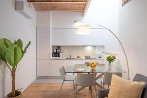 Kuchyň nebo kuchyňský kout v ubytování Feelathome Stadium Apartments