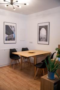 - une salle à manger avec une table et des chaises en bois dans l'établissement Zuhause fühlen in Kreuzberg, à Berlin