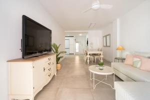 ein Wohnzimmer mit einem Flachbild-TV auf einer Kommode in der Unterkunft Delux and Contemporary Apartament in Fuengirola